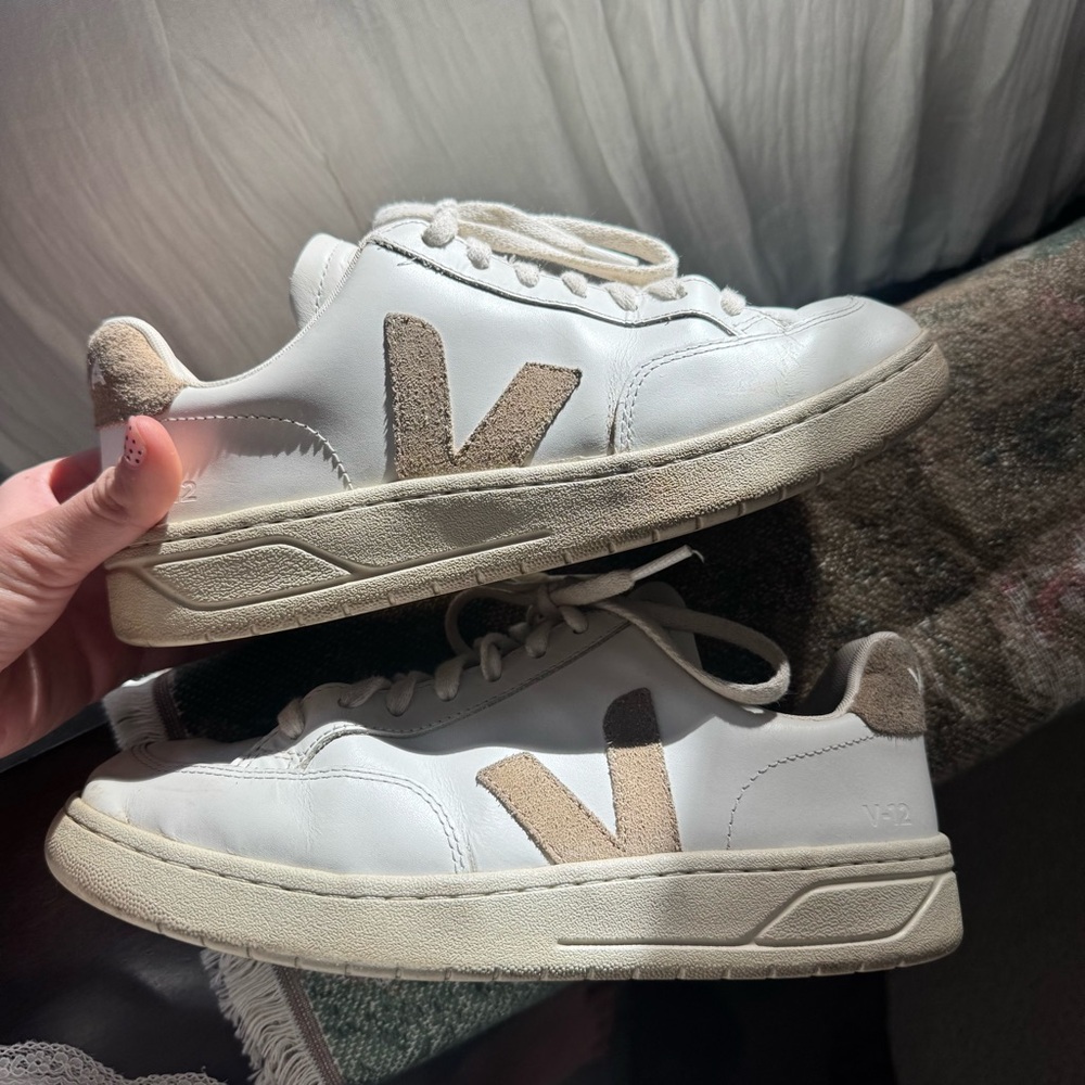 Veja Almond V-12 leather sneaker - Picture 4 of 9